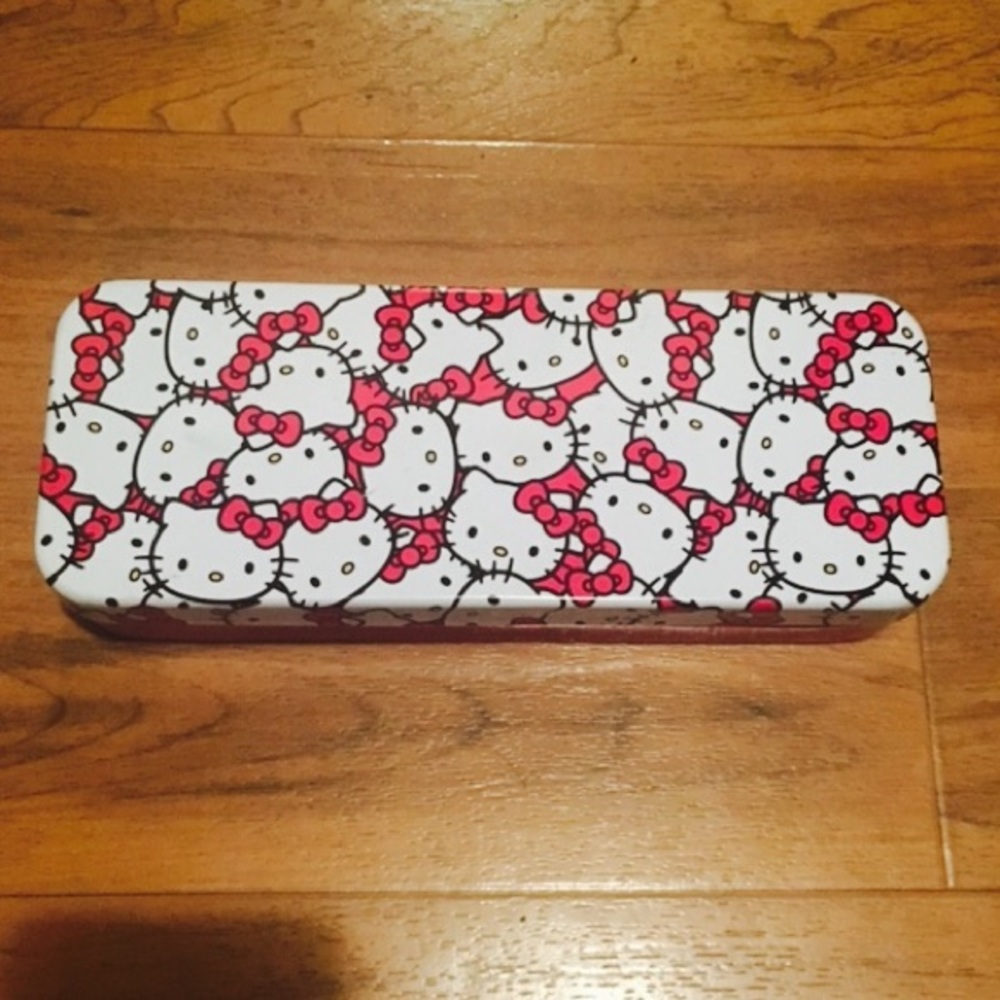 🔐Hello Kitty tin box🔐