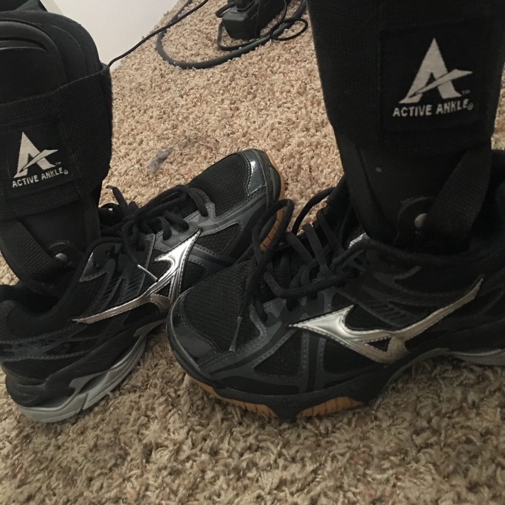 Mizuno wave bolt 4 and Active ankle braces bundle