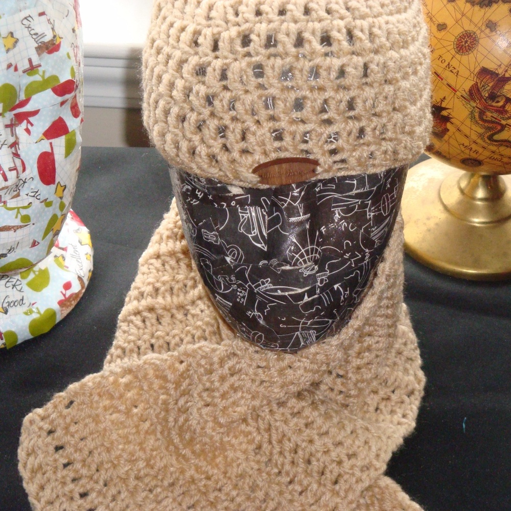 2pc Hand Craftd Crochet Child Hat and Scarf