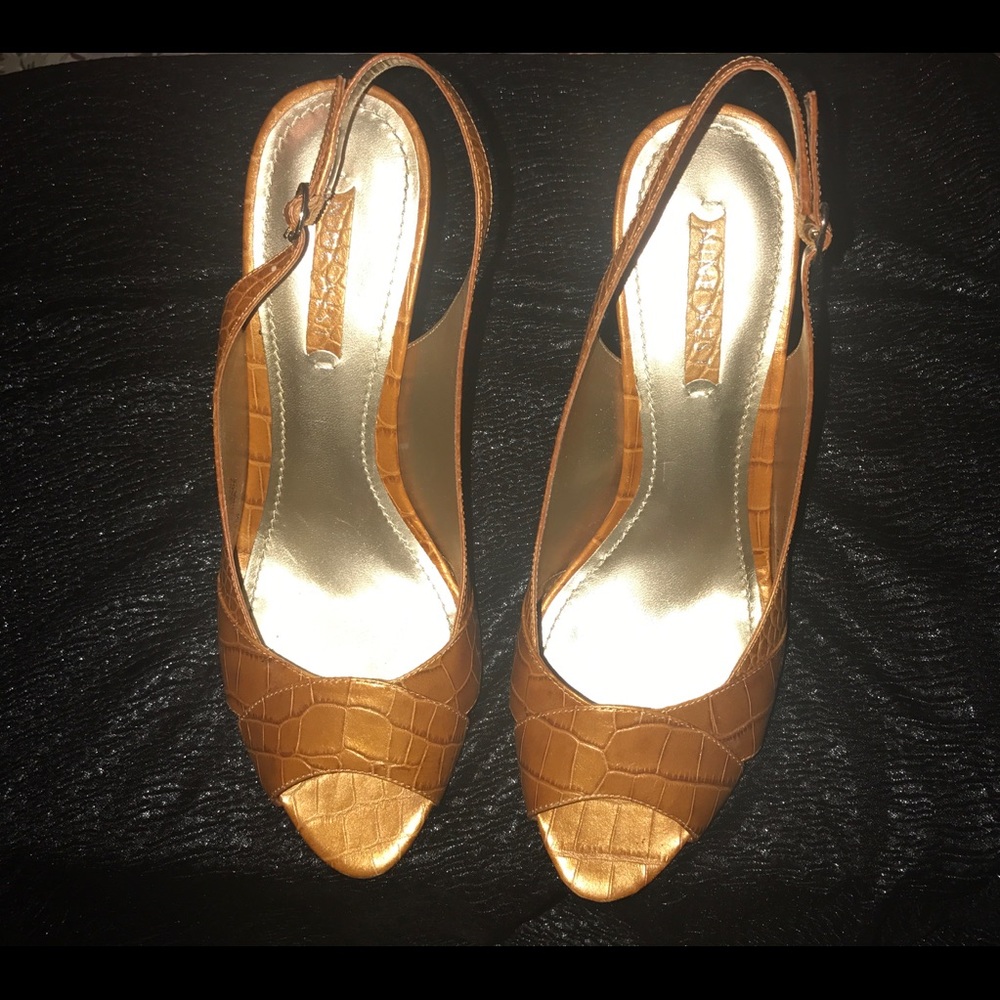 Nine West peep toe heels 👠