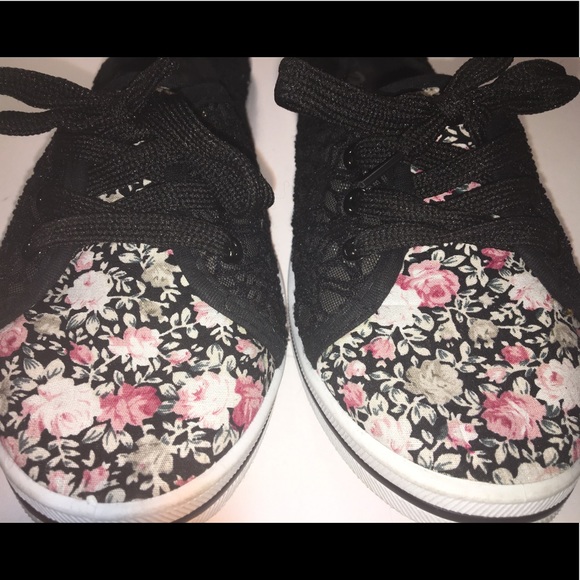 Floral/lace sneakers - Picture 2 of 4