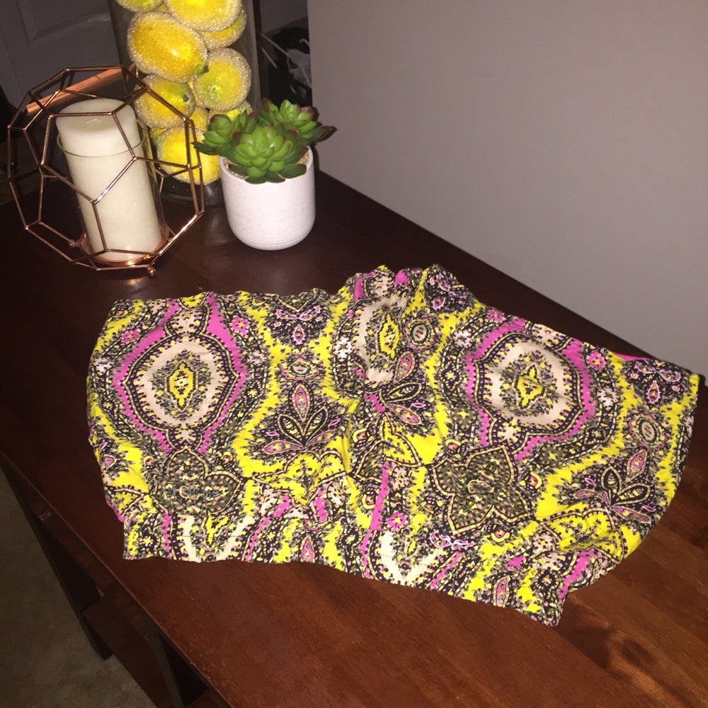 Francesca's Paisley Patterned Short - Picture 4 of 8