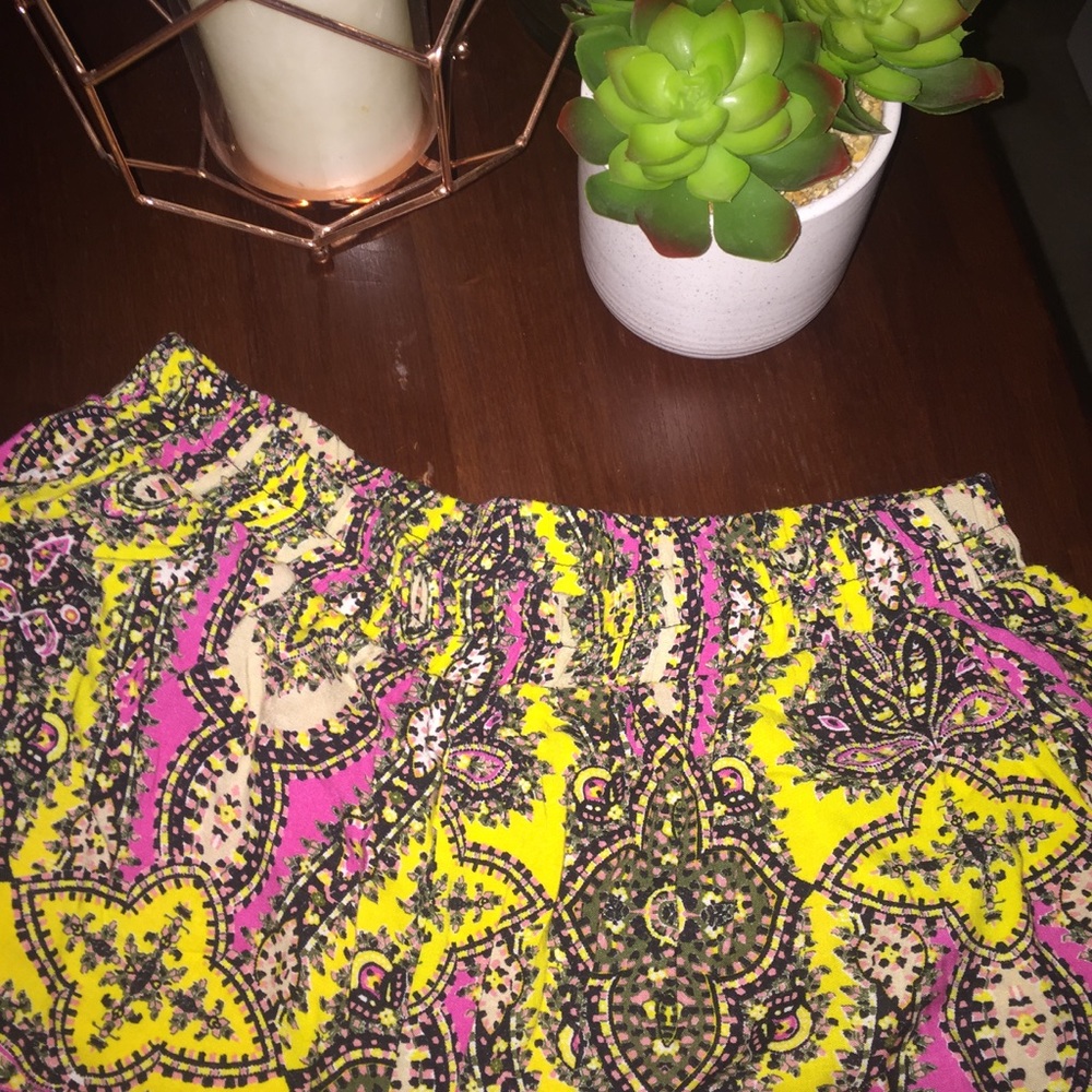 Francesca's Paisley Patterned Short - Picture 5 of 8
