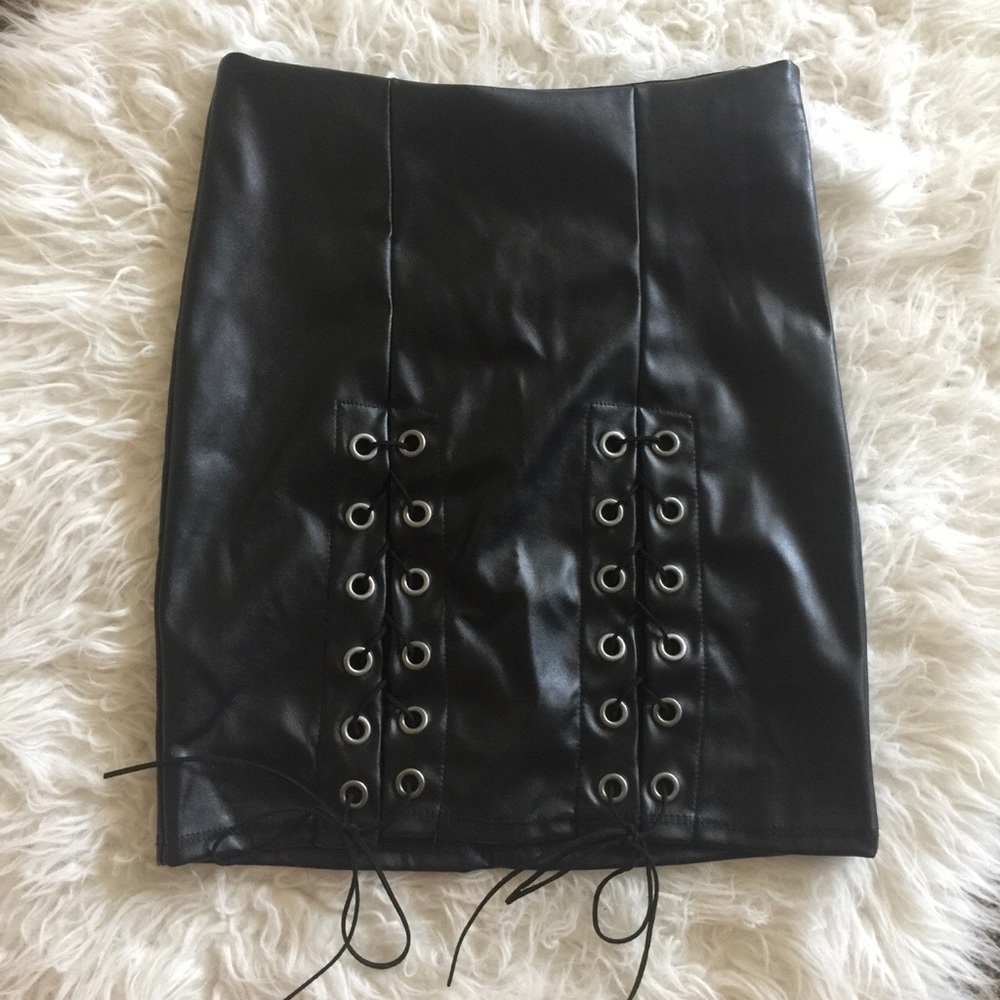 windsor black faux leather lace up skirt size s