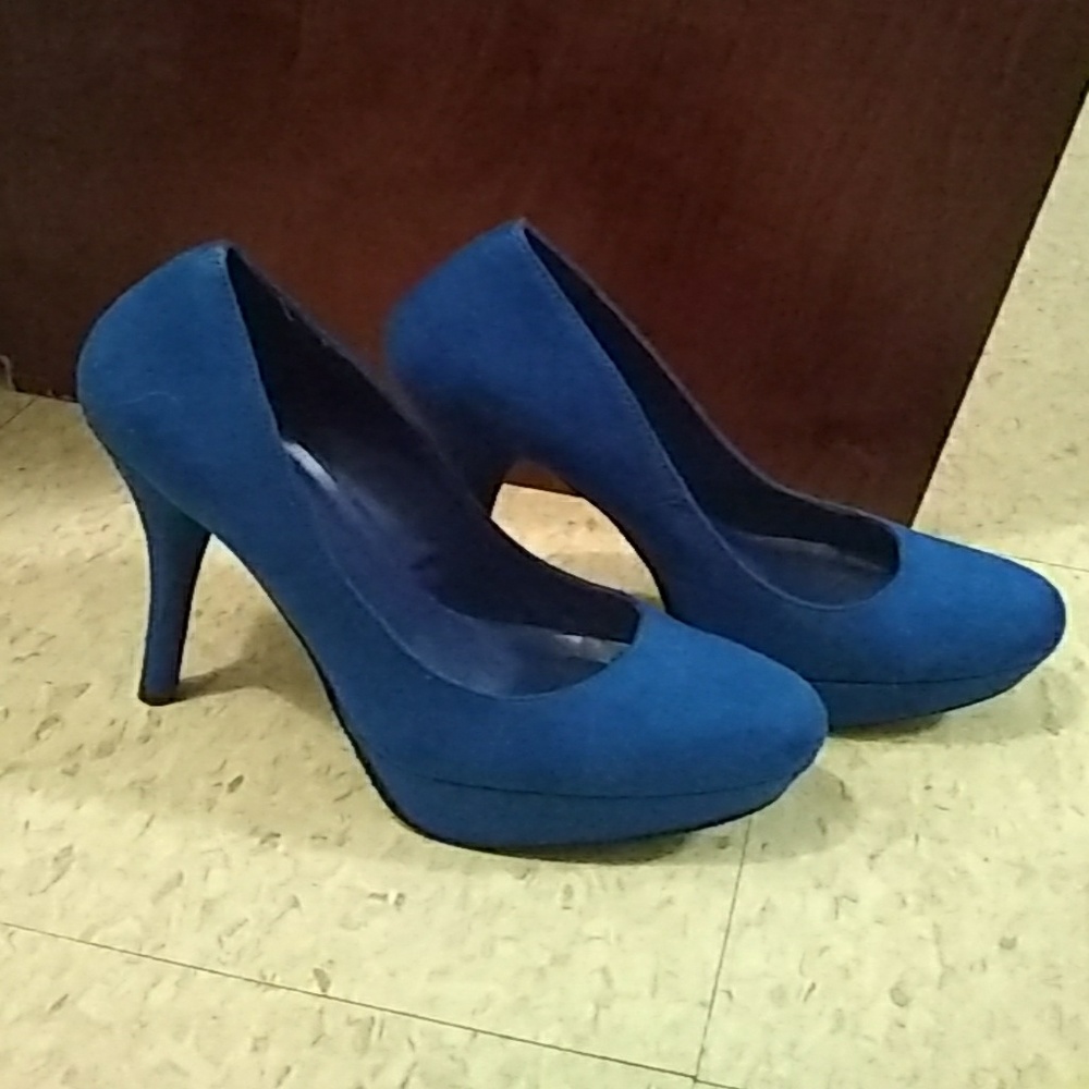 Blue pumps