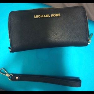 MICHAEL KORS  Large Leather Smartphone Wristlet