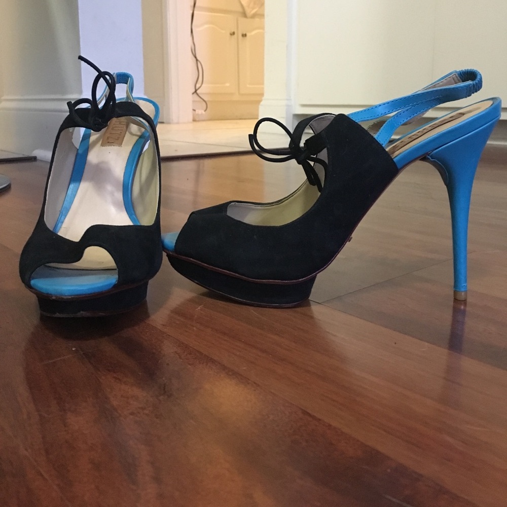 Schutz cobalt and black pumps