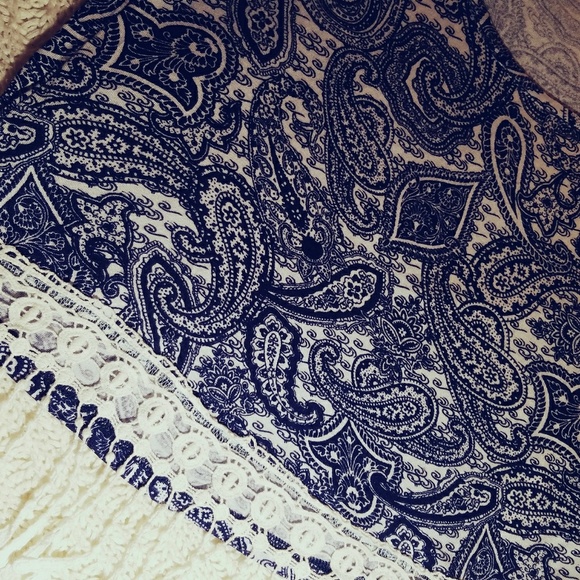 Cute blue and white top with fringe - Picture 3 of 3