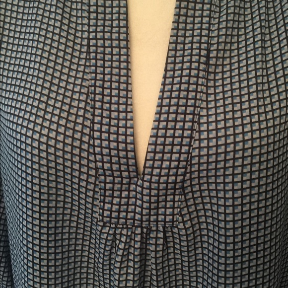 Adorable blue multi shade top - Picture 3 of 7