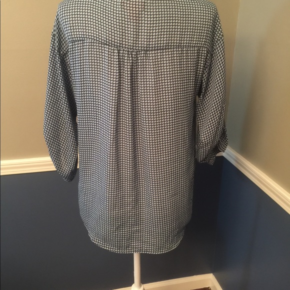 Adorable blue multi shade top - Picture 5 of 7