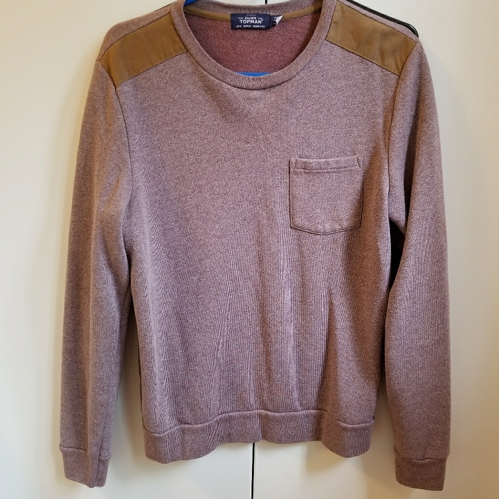 Sweatshirt with shoulder pads