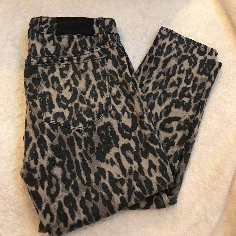 New w/o tag! Grey/Black Cute Leopard skinny jeans!