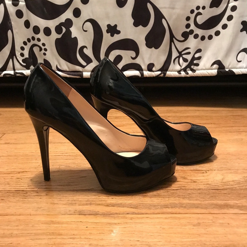 Guess Patent Peep Toe Platform