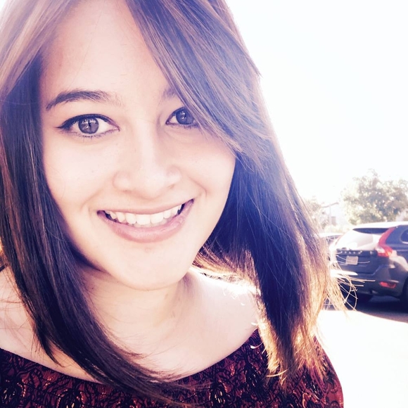 Meet your Posher, Nicole - Picture 1 of 1