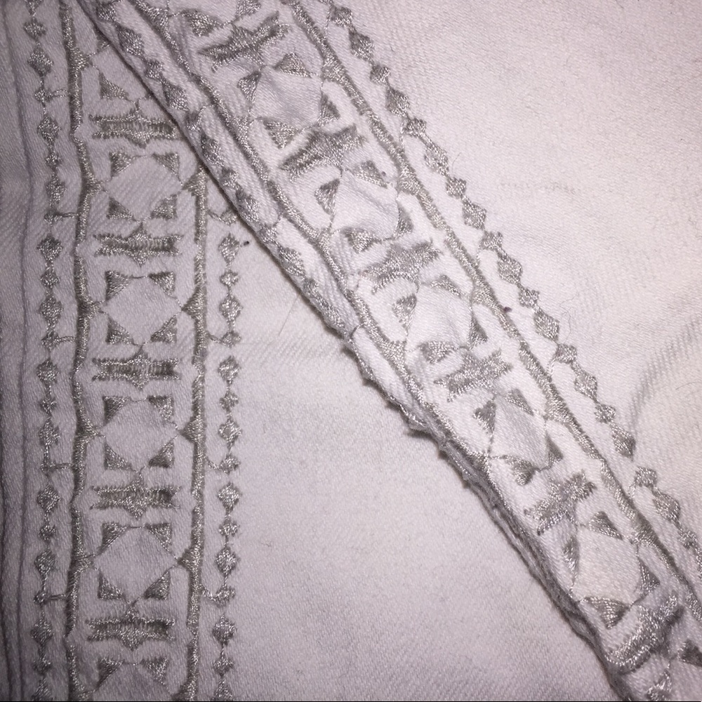 Awesome white jean with side embroidery - Picture 2 of 3