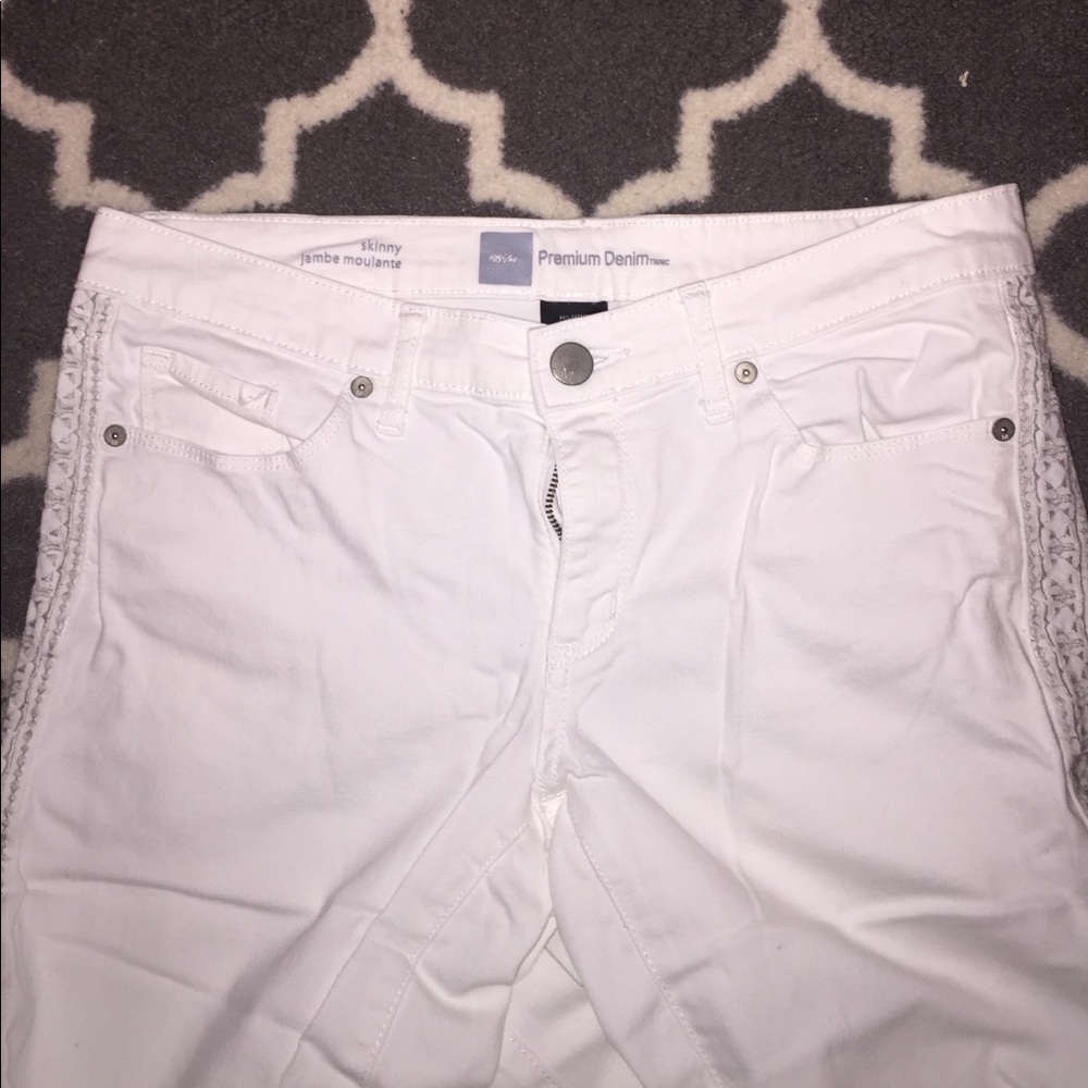 Awesome white jean with side embroidery - Picture 3 of 3