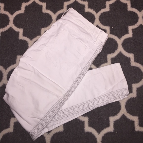 Denim - Awesome white jean with side embroidery