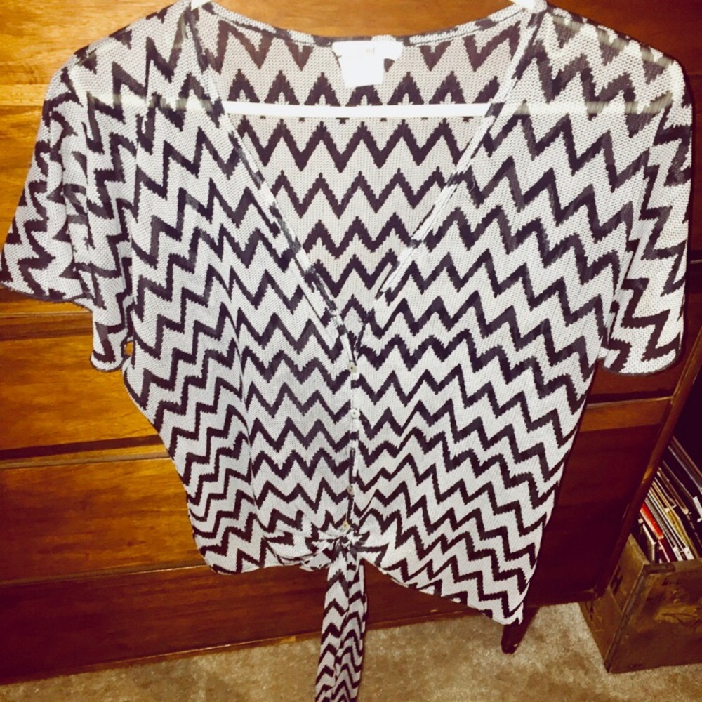LIKE 🆕💋 -- Chevron tie waist crop top