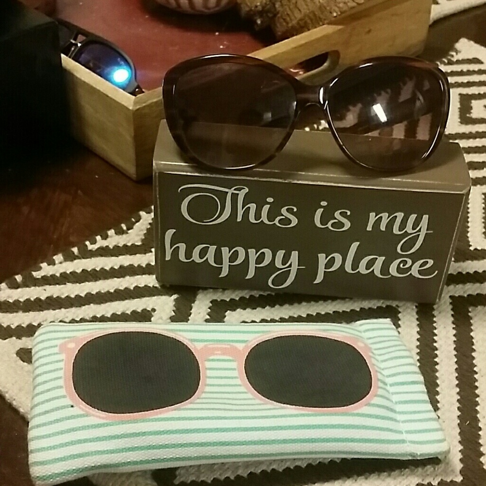 I'm selling a cat eye sunglasses Marc By Marc Jaco