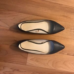 Grey pointed flats