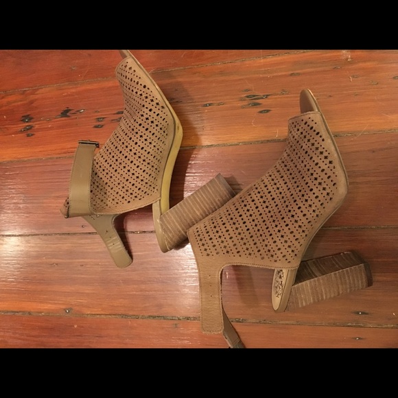 Vince Camuto open toe Selda heels - Picture 4 of 4