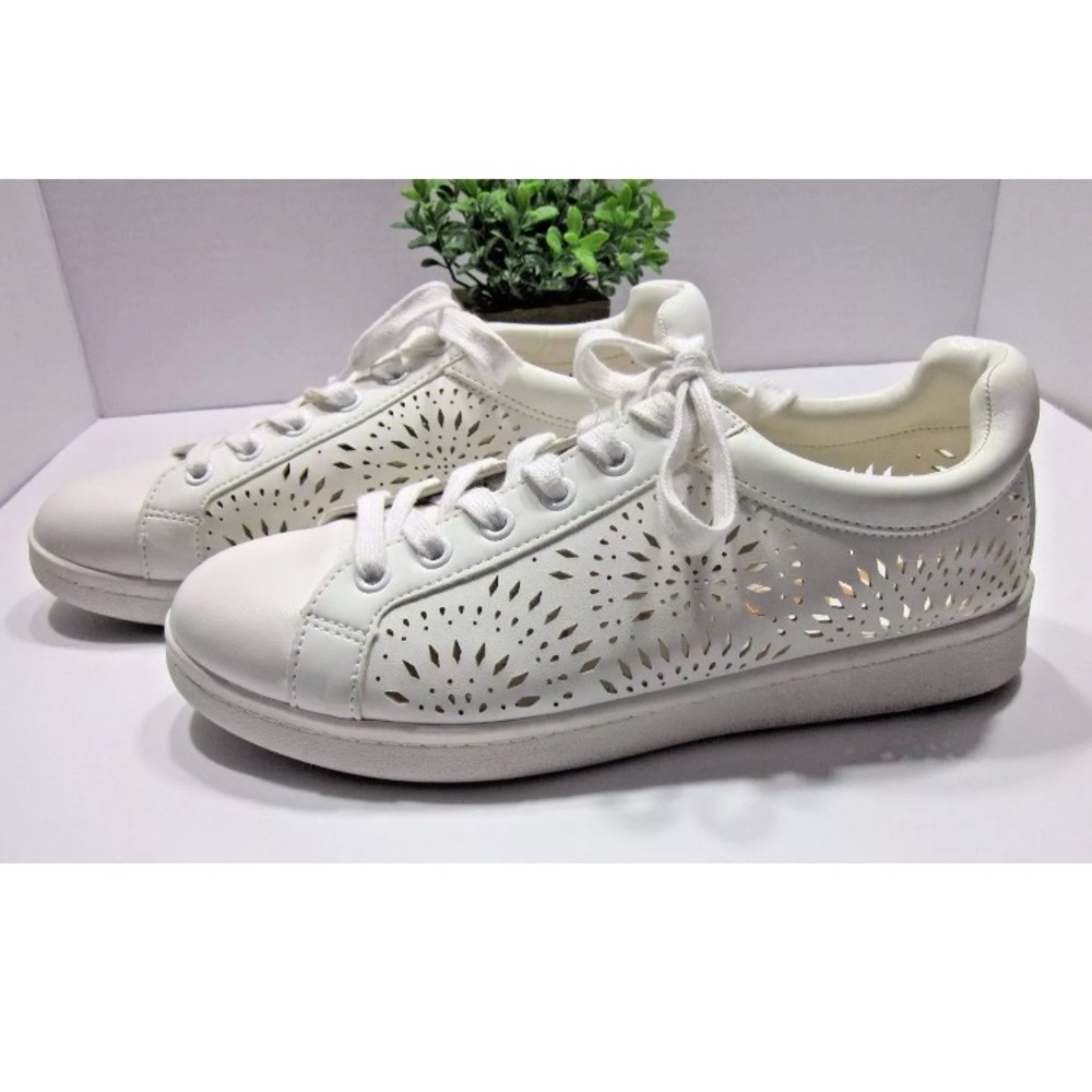 Sam and Libby cut out white sneakers EUC