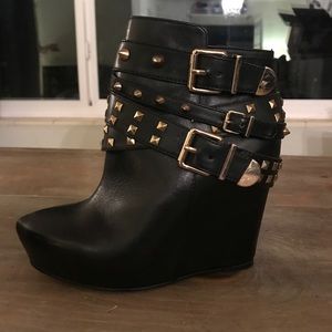NWT BCBGeneration Black and Gold Platform Heels