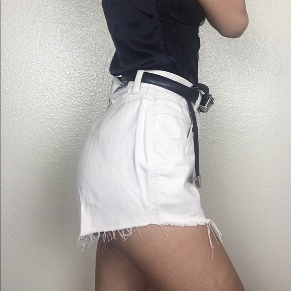 Vintage 90s High Waisted Frayed White Mom Shorts - Picture 4 of 5