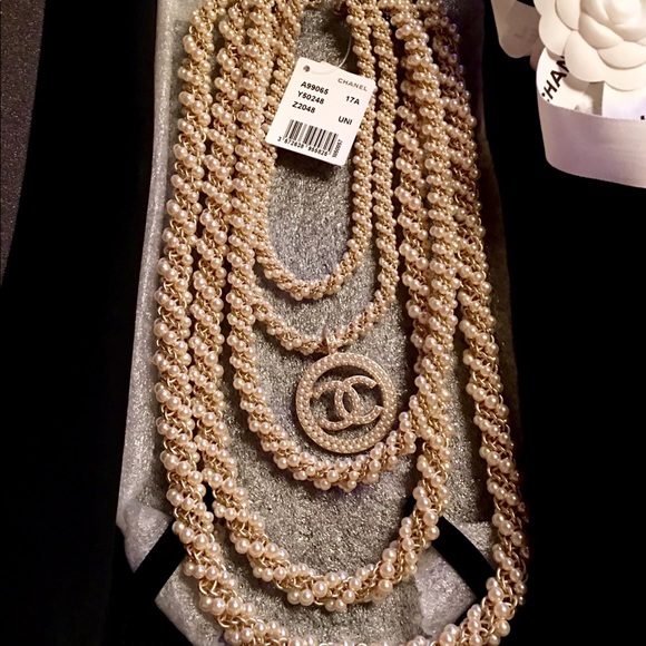 ❌SOLD❌AUTHENTIC CHANEL SOLD OUT NECKLACE - Picture 2 of 8