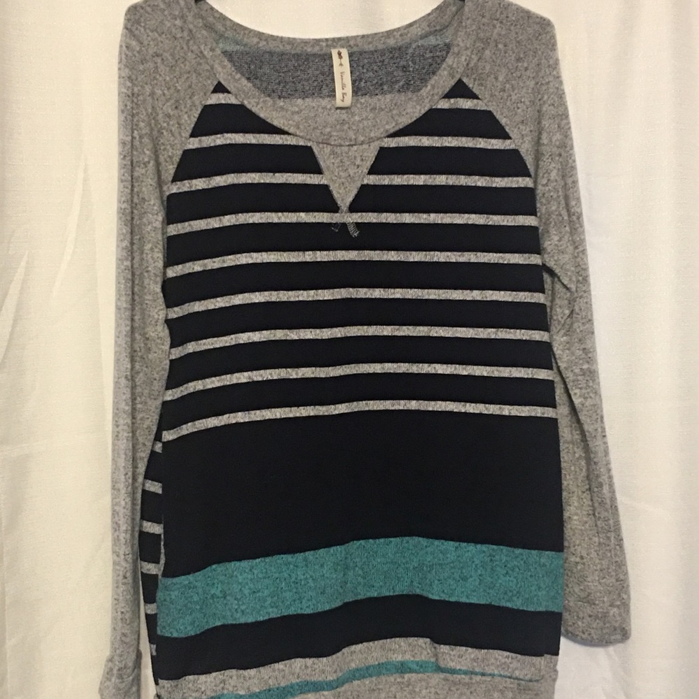 Large gray/teal sweater with pockets