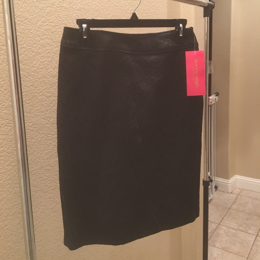Black matellase petite skirt with lining