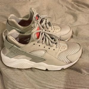 Nike Air Haurache Women's Shoe in Light Bone sz7.5