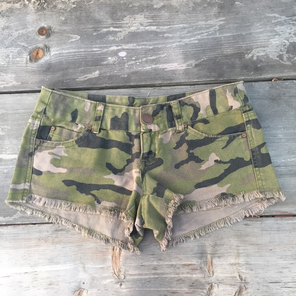 O NEILL CAMO MINI CUT OFF SHORTS SZ 1
