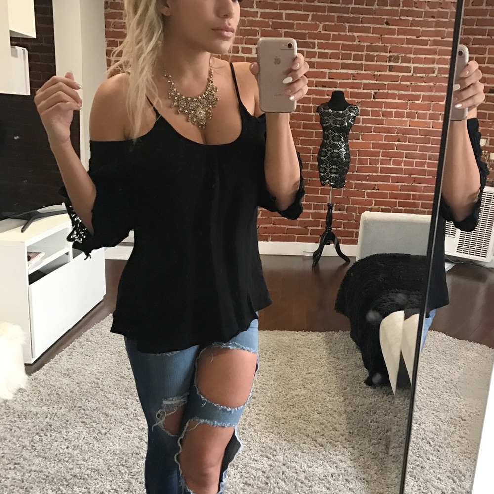 Black cold shoulder flowy top - Picture 2 of 3