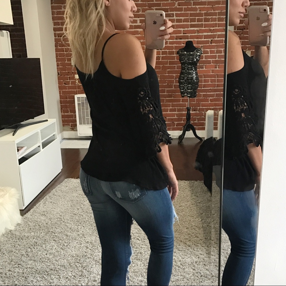 Black cold shoulder flowy top - Picture 3 of 3