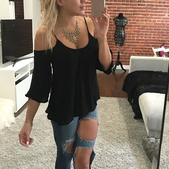 Tops - Black cold shoulder flowy top