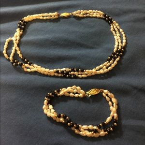 Freshwater pearl necklace and bracelet