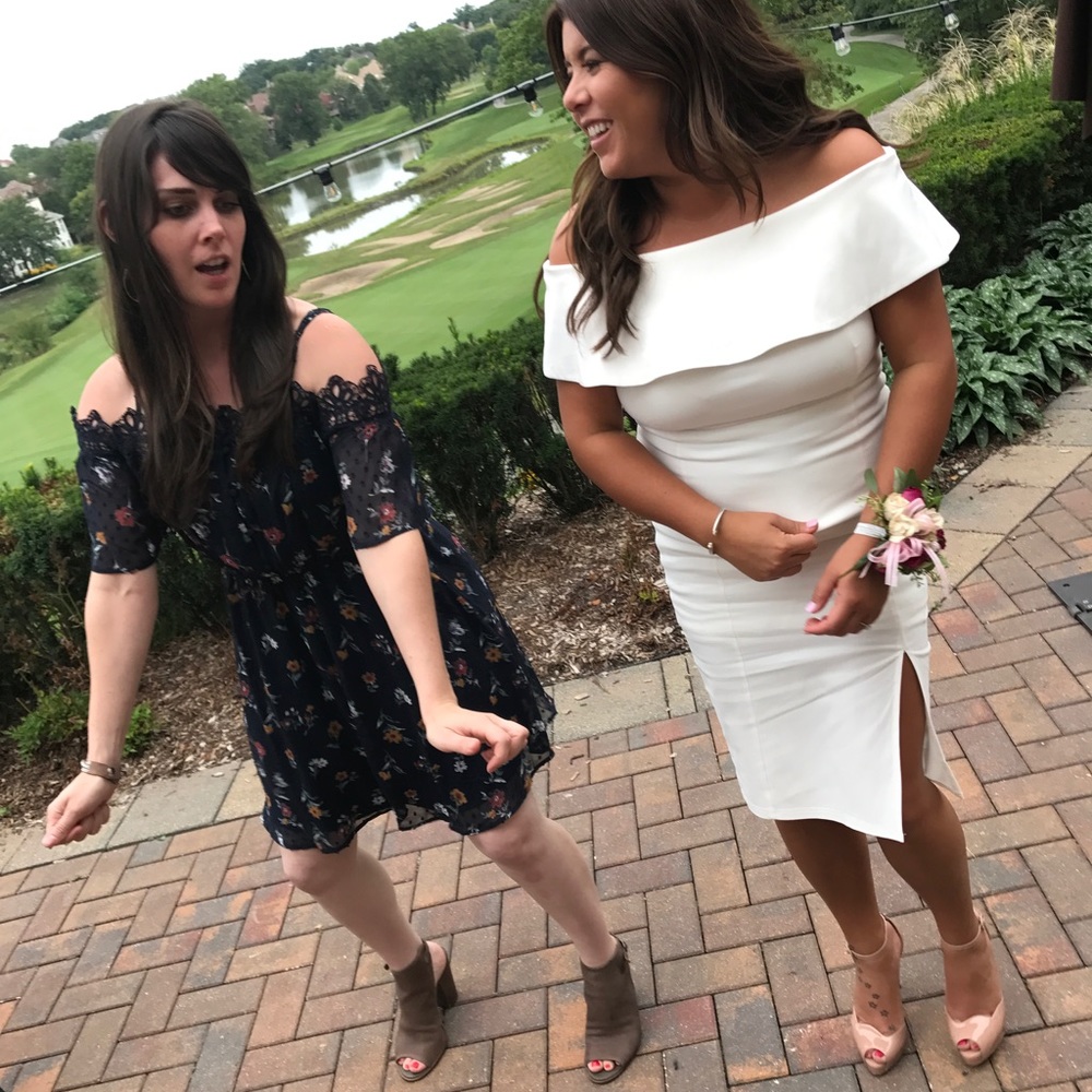 fits nice. I wore a size 8 I'm 5'2 140