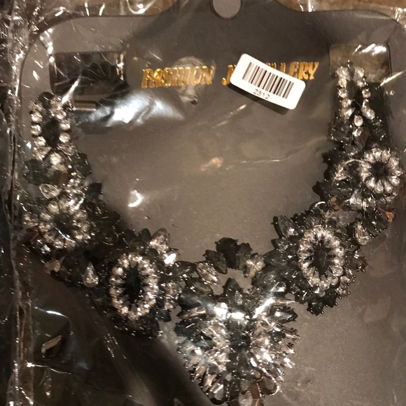 New Black and Gray Statement Necklace Stunning - Picture 1 of 2