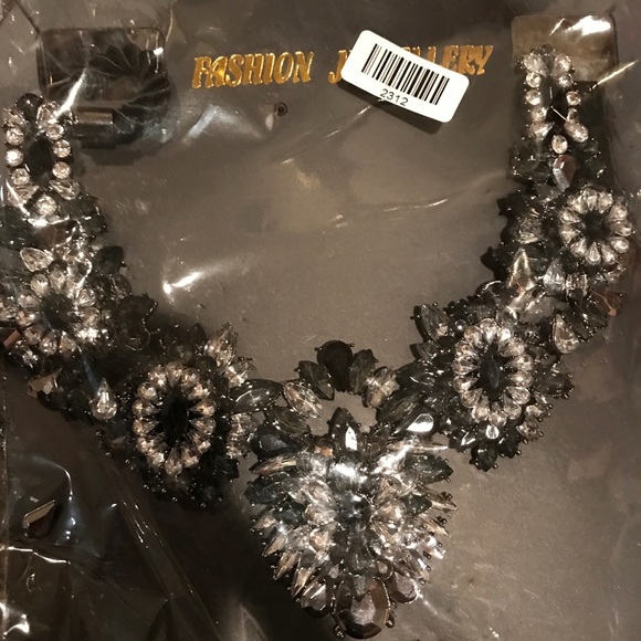 New Black and Gray Statement Necklace Stunning - Picture 2 of 2