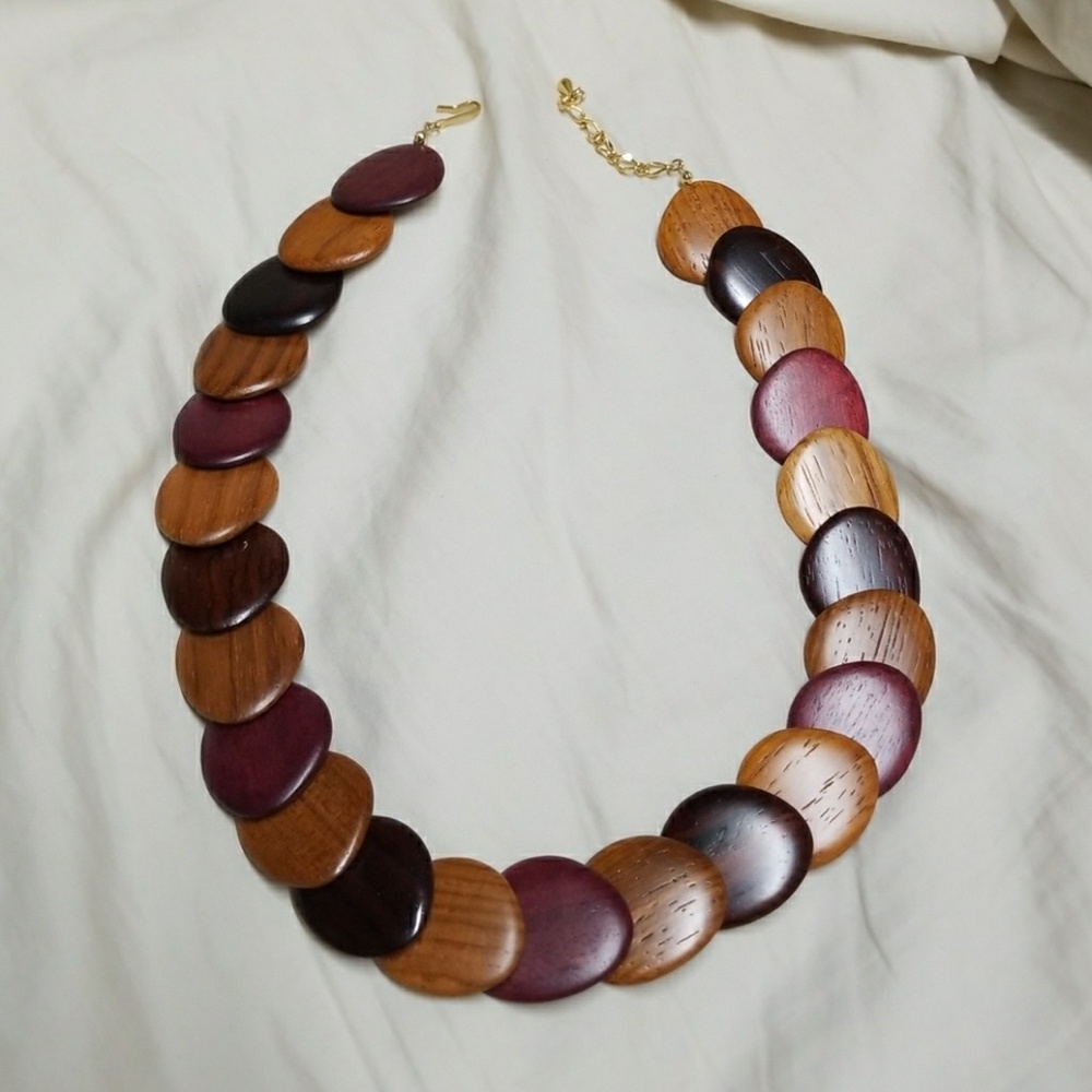 Wooden linked necklace with hook latch