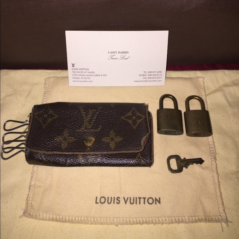 MAKE OFFER! Authentic LV key holder, 2 locks, key