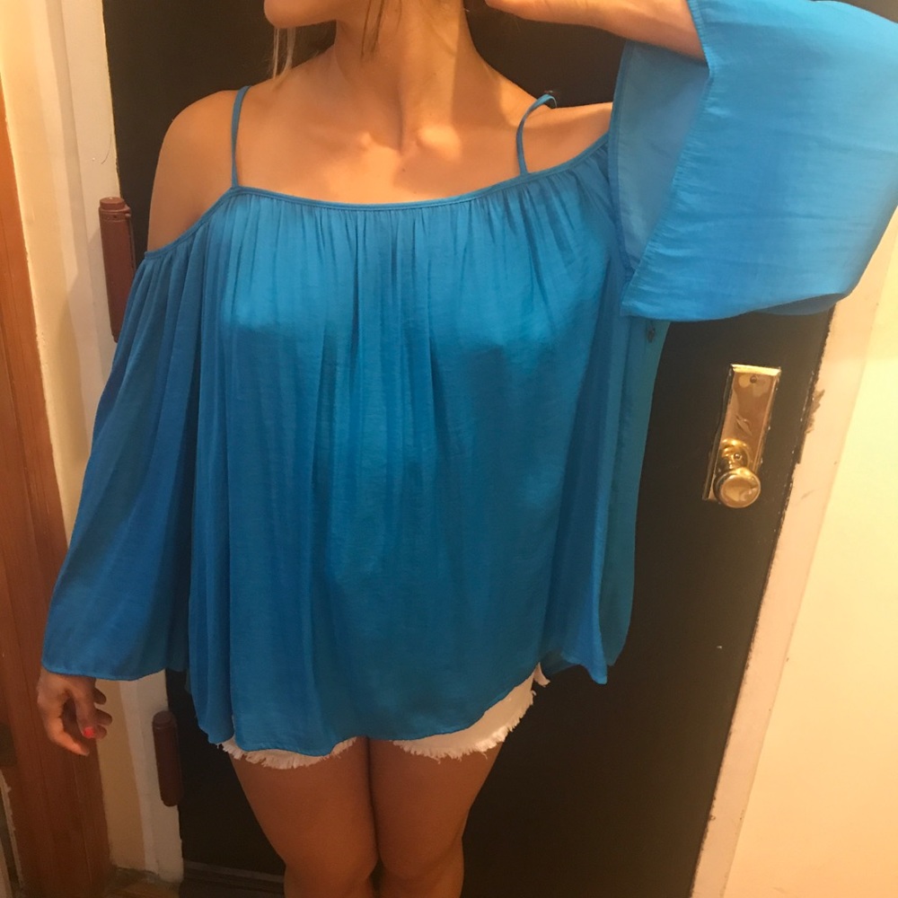Turquoise Vince Camuto cold shoulder top!