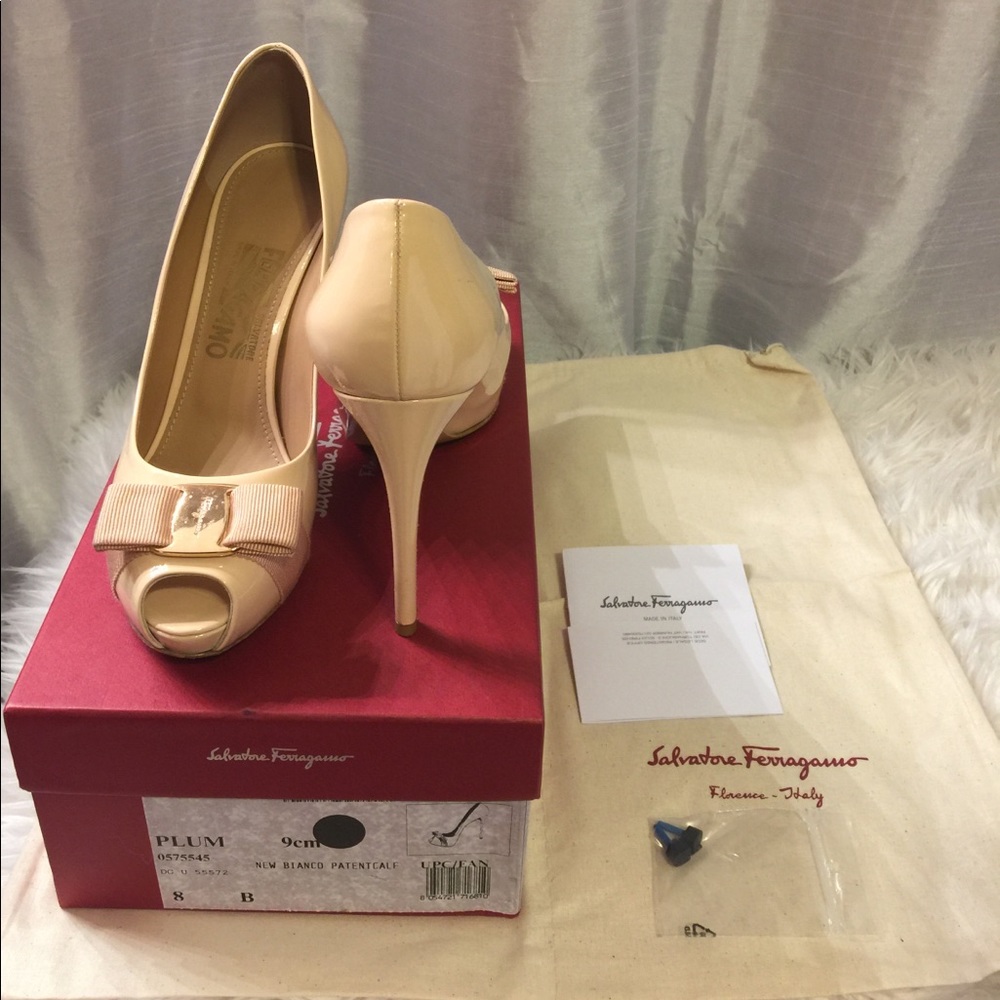 GENTLY WORN SALVATORE FERRAGAMO SZ 8