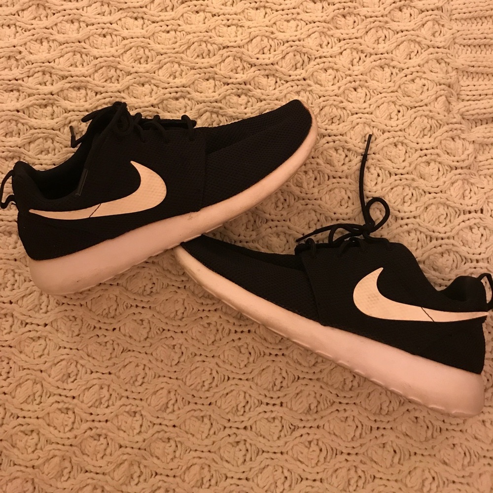 NIKE Roshe Run Sneakers Size 9