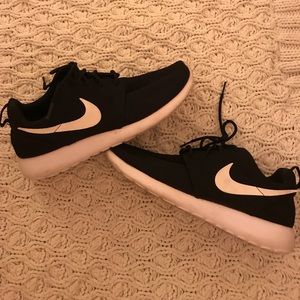 NIKE Roshe Run Sneakers Size 9