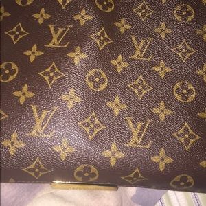 Loui Vuitton shoulder bag.