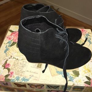 Brand new cute DV by Dolce Vita page wedge bootie