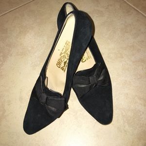 Salvatore ferragamo velvet loafers w/heel size 6B