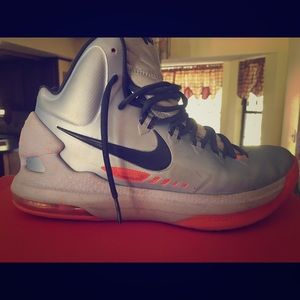 KD V Size 8 Men's Basketball Shoe